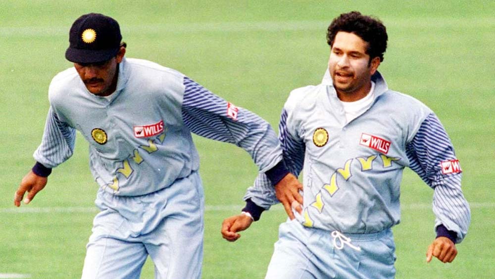 সেই বছরই ম্যাচ গড়াপেটার দায়ে অভিযুক্ত হন আজহার। শুরু হয় সিবিআই তদন্ত। সচিন সাক্ষ্য দেন যে, বুকিদের সঙ্গে আজহারের সম্পর্কের ব্যাপারে তিনি নিশ্চিত। অধিকাংশ সময় তিনি যে ম্যাচে ১০০ শতাংশ উজাড় করে দিতেন না, সেটাও বলেন সচিন। আজহারকে এর পর চিরনির্বাসিত করে বোর্ড। যদিও পরে তিনি আদালতে অভিযোগ থেকে মুক্তি পান। কিন্তু আজহারের টেস্ট কেরিয়ার থেমে যায় ৯৯-তেই।