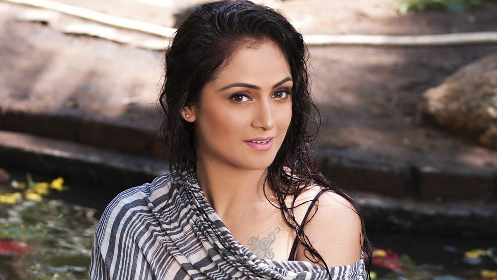 ২০০১ সালে একটি ছবির শুটিঙের সময় বয়সে ২২ বছরের ছোট সিমরনের সঙ্গে কমল হাসানের সম্পর্ক নিয়ে গুঞ্জন শোনা যায়। তবে তাঁদের সম্পর্ক বেশি দিন স্থায়ী হয়নি। ২০০৩ সালে সিমরন বিয়ে করেন তাঁর ছোটবেলার বন্ধু দীপককে।