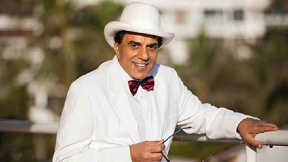 ধর্মেন্দ্র সম্বন্ধে আলাদা করে বলার কিছুর নেই। বলিউডে আবির্ভাবেই তাঁর ব্যক্তিত্ব মন জয় করে নিয়েছিল সবার। মহিলা মহলে তাঁকে নিয়ে চলত বিশেষ চর্চা।