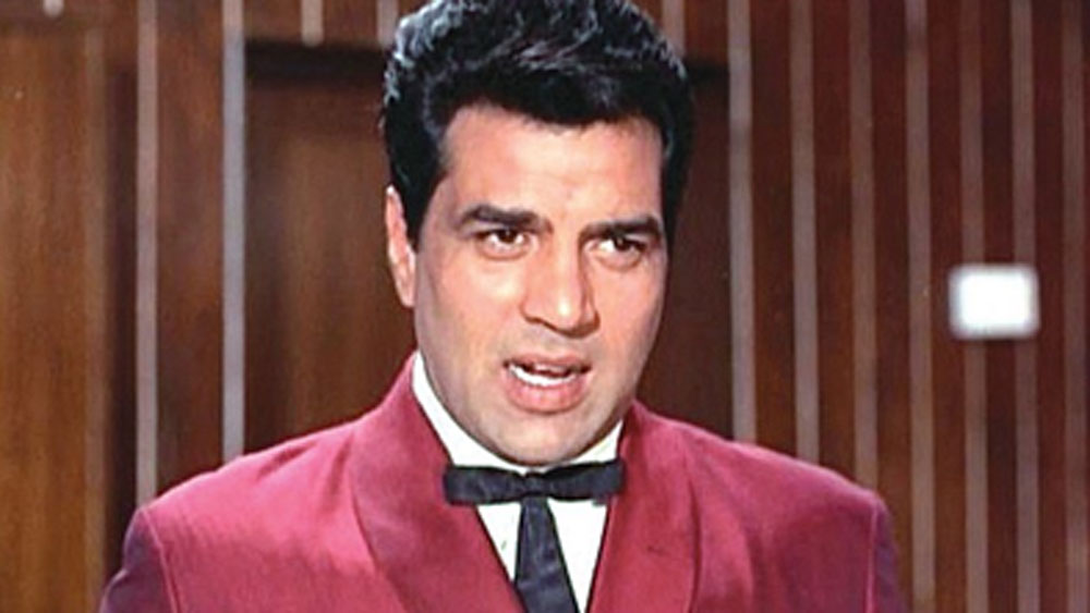 ১৯৩৫ সালে ৮ ডিসেম্বর ধর্মেন্দ্র জন্মেছিলেন পঞ্জাবের লুধিয়ানা জেলার নাসরালি গ্রামে। তাঁর বাবা ছিলেন একজন শিক্ষক, স্বাভাবিক ভাবেই তিনি চাইতেন ধর্মেন্দ্র যেন পড়াশোনায় মনোযোগী হন।