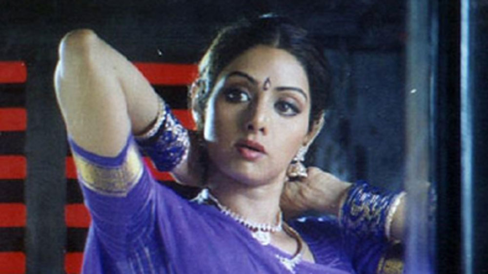 আর শ্রীদেবীর জন্ম ১৯৬৩-র ১৩ অগস্ট। তামিলনাড়ুর শিবকাশীতে। নাম ছিল শ্রী আম্মা আয়েঙ্গার আয়াপ্পন। তাঁর বাবা আয়াপ্পন ছিলেন শিবকাশীর আইনজীবী। মা রাজেশ্বরী, গৃহবধূ। বোন শ্রীলতার সঙ্গে বড় হন তিনি।