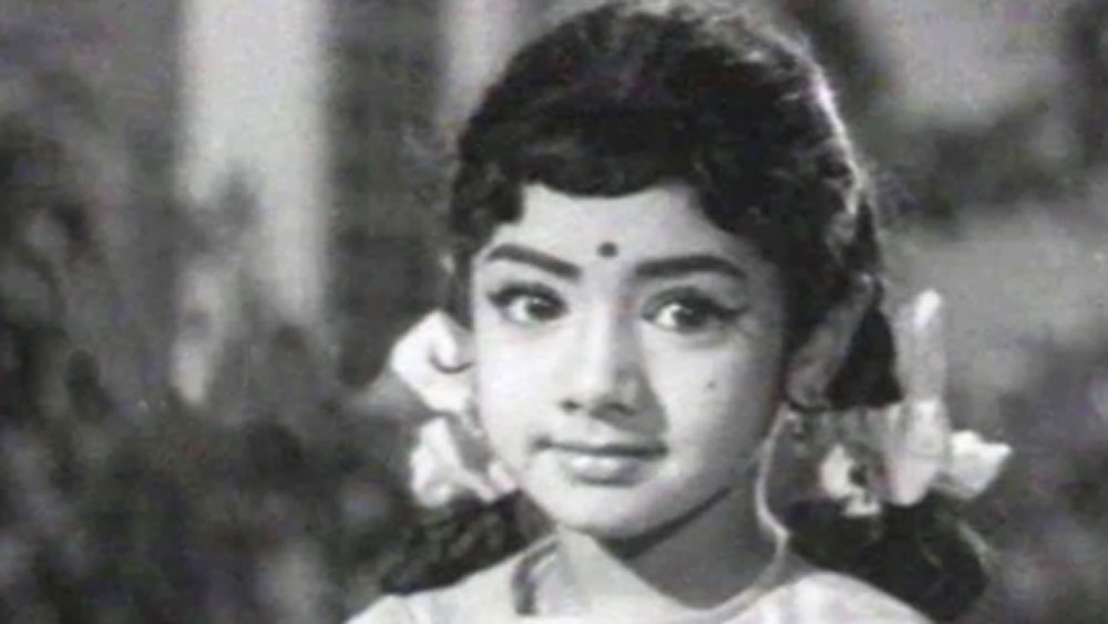 শ্রীদেবীর কেরিয়ার শুরু অনেক ছোট থেকেই। পর্দায় প্রথম আত্মপ্রকাশ শিশুশিল্পী হিসেবে।