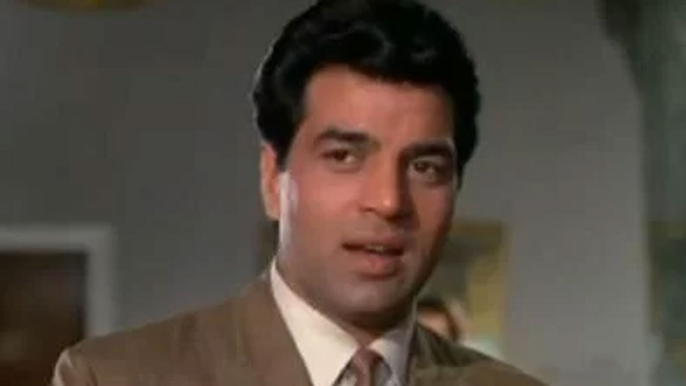 শ্রীদেবীর পারফরম্যান্সের পর মঞ্চে উঠে ধর্মেন্দ্র যা বলেছিলেন, তা নিয়েই যাবতীয় চর্চার সূত্রপাত। মঞ্চে উঠে ধর্মেন্দ্র সরাসরি শ্রীদেবী এবং তাঁর স্বামী পরিচালক বনি কপূরকে চোর বলে বসেন।