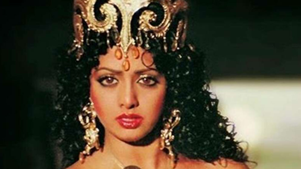 শ্রীদেবীর ওই পারফরম্যান্সের সময় ‘মিস্টার ইন্ডিয়া’ ফিল্মটি প্রকাশও হয়নি। তার আগেই বনি কপূর এবং শ্রীদেবীকে চুরির বদনাম দেওয়ায় তীব্র সমালোচনা শুরু হয়।