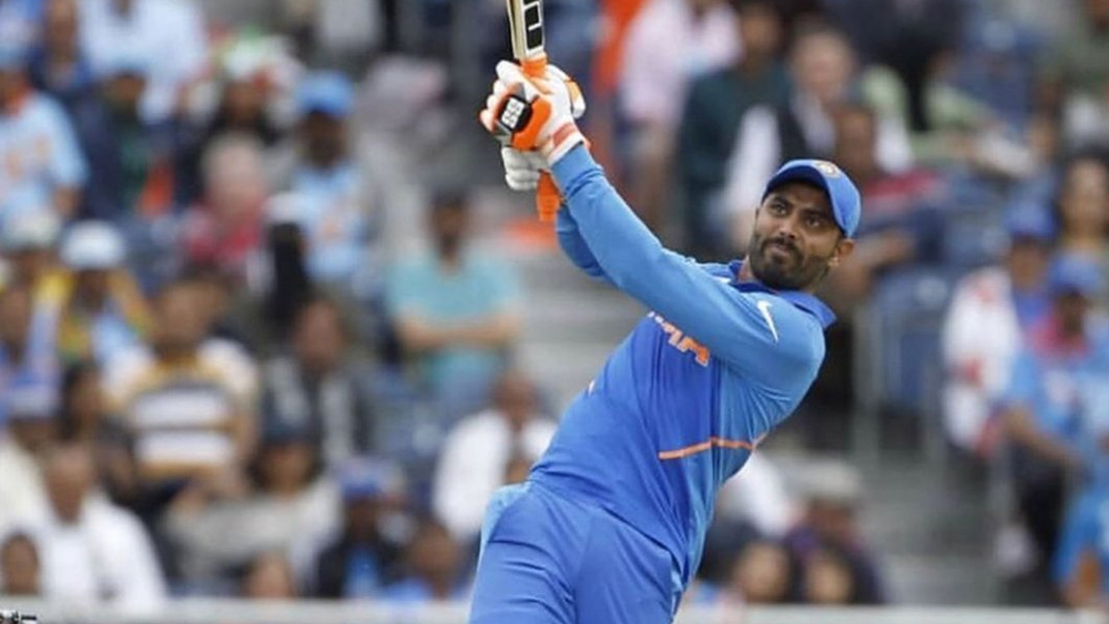 এর পর রবীন্দ্র জাডেজা। ১৬৫ একদিনের ম্যাচে ৩১.৮৮ গড়ে ২২৯৬ রান করেছেন তিনি। তুলে মারতে পারেন। স্ট্রাইক রেট ৮৫.৯৬। এর সঙ্গে বাঁ-হাতি স্পিনে নিয়েছেন ১৮৭ উইকেট। ইকনমি রেট ৪.৮৯। দ্রুত ওভার শেষ করে ব্যাটসম্যানদের উপর চাপ বাড়ানোয় সিদ্ধহস্ত। সঙ্গে দুর্দান্ত ফিল্ডিং। তিনি দলের থ্রি-ডি ক্রিকেটার।