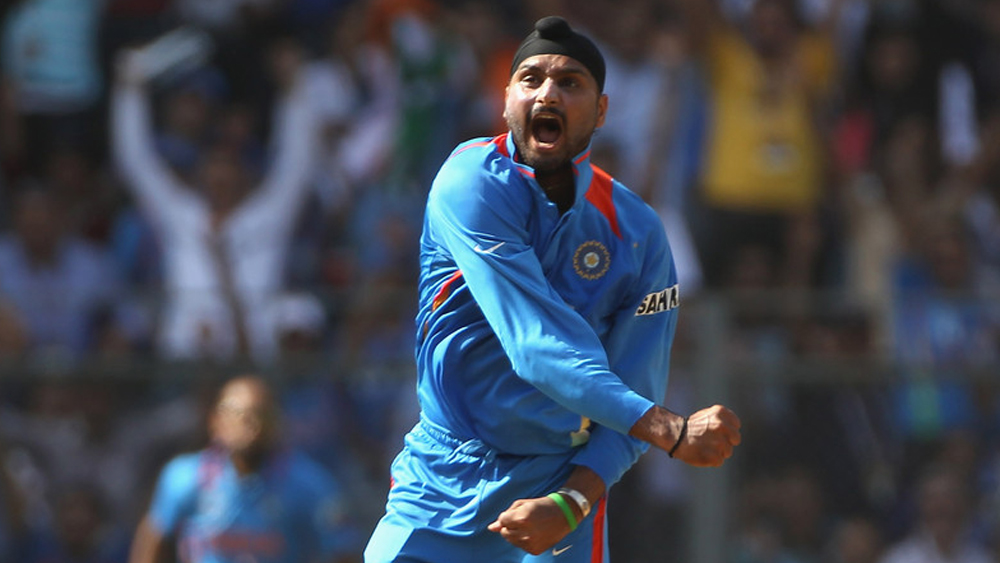 এর পর হরভজন সিংহ। গত দুই দশকে ২২৩ ম্যাচে জালন্ধরের অফস্পিনার নিয়েছেন ২৫১ উইকেট। অনিল কুম্বলের সাফল্য বেশি ১৯৯০ থেকে ২০০০ সাল পর্যন্ত আগের দশকে। আর রবিচন্দ্রন অশ্বিন এই সময়ে খেলেছেন হরভজনের চেয়ে কম ওয়ানডে। নিয়েছেন কম উইকেটও। ফলে, ভাজ্জিই থাকছেন দলে। তা ছাড়া বিশ্বকাপজয়ী দলেরও সদস্য তিনি।