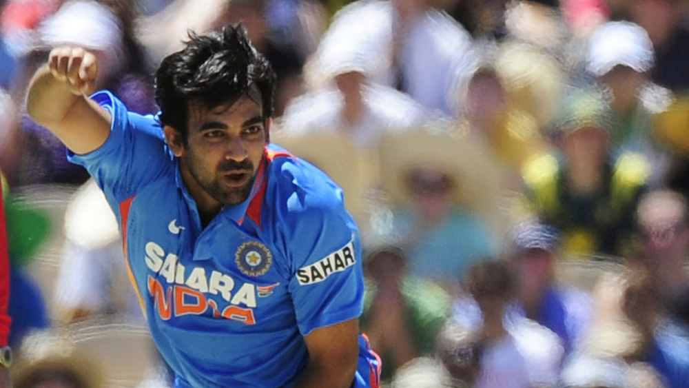 জাহির খান শুরু করবেন নতুন বলে। ভারতীয় ক্রিকেটে অনেকের মতে তিনিই দেশের সর্বকালের সেরা বাঁ-হাতি পেসার। ২০০ একদিনের ম্যাচে ২৯.৪২ গড়ে জাহির নিয়েছেন ২৮২ উইকেট। ভারতীয় পেসারদের মধ্যে এই ফরম্যাটে জাহিরের চেয়ে শুধু দু’জন বেশি উইকেট নিয়েছেন। বিশ্বকাপজয়ী দলের হয়ে প্রতিযোগিতায় ১৮.৭৬ গড়ে ২১ উইকেট নিয়েছিলেন তিনি।