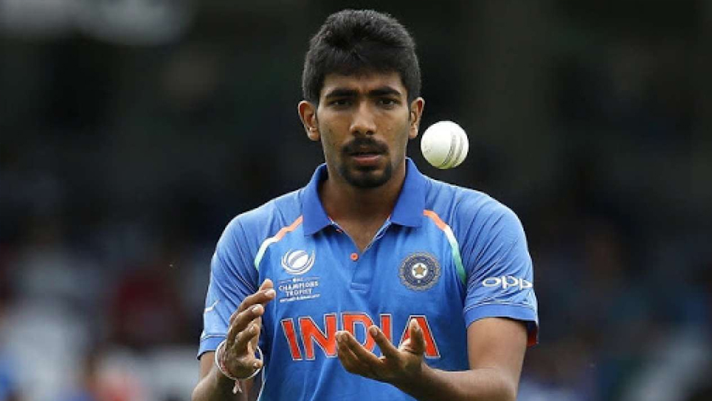 এর পর জশপ্রীত বুমরাকে দলে না রেখে উপায় নেই। খেলেছেন মাত্র ৬৪ ওয়ানডে। ২৪.৪৩ গড়ে নিয়েছেন ১০৪ উইকেট। ইকনমি রেট ৪.৫৫। ডেথ ওভারে তাঁকে মারা কষ্টকর। গতির বৈচিত্রে, বাউন্সের হেরফেরে বুমরা অতিষ্ঠ করে তোলেন ব্যাটসম্যানকে। আর তাই আশিস নেহরা, অজিত আগরকর, মহম্মদ শামিদের থেকে এগিয়ে থাকছেন তিনি।