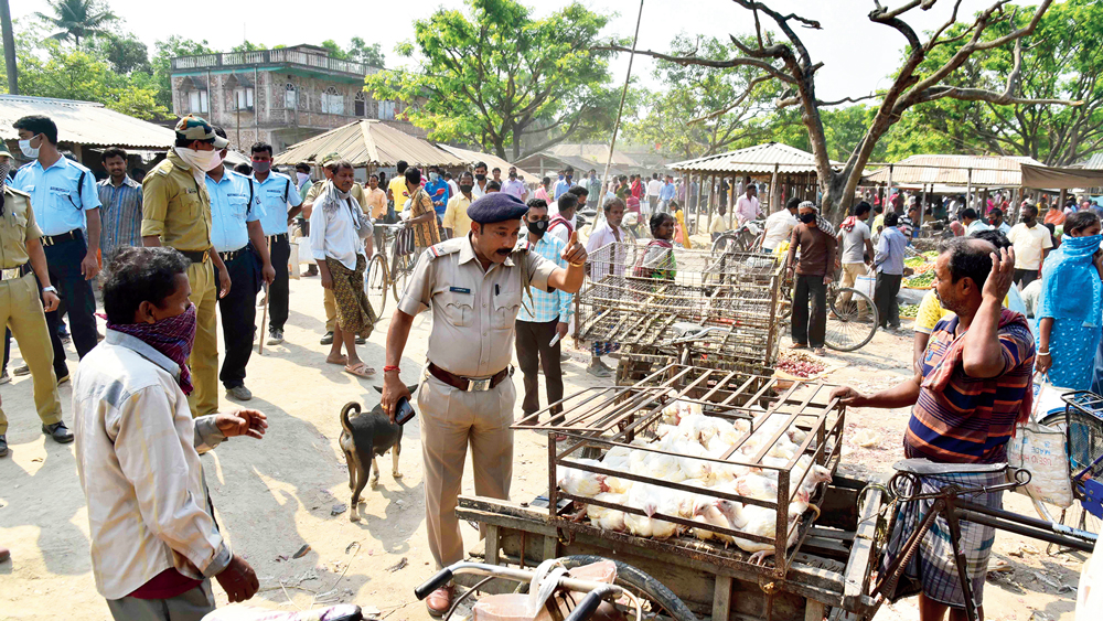 কর্তব্য: লকডাউন রক্ষায় কামারপাড়া হাটে তৎপর পুলিশ। সচেতনতায় রবিবার মাঠে নামলেন বিডিও-ও। নিজস্ব চিত্র