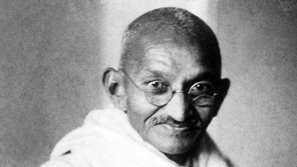 রাজামণির যখন ১০ বছর বয়স, তাঁদের রেঙ্গুনের বাড়িতে এসেছিলেন মহাত্মা গাঁধী। তাঁকে আপ্যায়নের মাঝে বাড়িরে লোকের হঠাৎ খেয়াল হয়, রাজামণিকে পাওয়া যাচ্ছে না। তাঁদের সঙ্গে একরত্তি মেয়েকে খুঁজতে সামিল হন গাঁধীজিও।