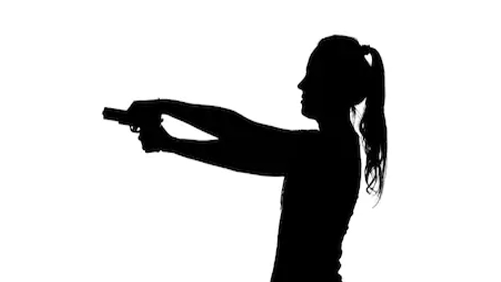 শেষে বাড়ির বাগানে বন্দুক হাতে দেখা যায় ১০ বছরের রাজামণিকে। তাঁর মতো ছোট মেয়ের হাতে বন্দুক কেন, গাঁধীজির এই প্রশ্নের উত্তরে বালিকা রাজামণি বলেছিলেন, বড় হয়ে ব্রিটিশদের মারতে চান।