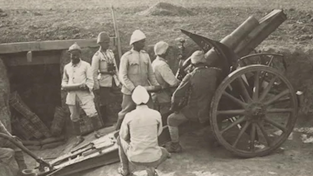 অত ছোট মেয়ের মুখে এই উত্তর শুনে চমকে যান গাঁধীজি। বলেন, তাঁরা অহিংস উপায়ে ব্রিটিশদের বিরুদ্ধে লড়াই করছেন। সরস্বতীরও উচিত অহিংসার পথ বেছে নেওয়া। শুনে বালিকার উত্তর ছিল, ‘‘আমরা তো ডাকাতদের মেরেই তাড়িয়ে দিই। ব্রিটিশরা তো আমাদের লুঠ করছে। তা হলে আমরা তাদের মারব না কেন?’’