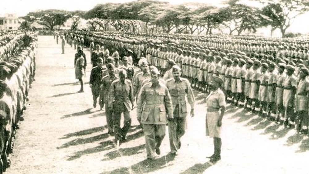 ব্রিটিশদের বিরুদ্ধে যুদ্ধে প্রত্যেক দেশবাসীকে অস্ত্র তুলে নিতে বলেছিলেন নেতাজি। তাঁর এই আহ্বান দাগ কেটে গিয়েছিল ষোড়শীর মনে। স্বপ্নের দেশনায়কের বক্তৃতা সামনে শুনে সেখানেই খুলে দিয়েছিলেন নিজের মূল্যবান গয়না।