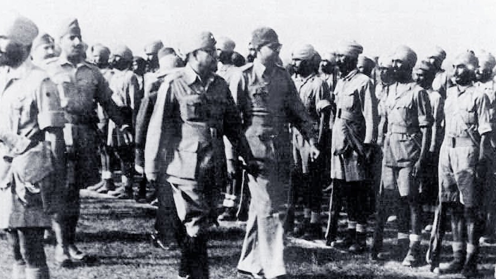 পরের দিন খোঁজ নিয়ে রাজামণির বাড়িতে আসেন নেতাজি। তাঁর বাবাকে বলেন, রাজামণি হয়তো সরল মনে সব গয়না দিয়ে দিয়েছে। কিন্তু তিনি এত মূল্যবান গয়না নিতে পারবেন না।