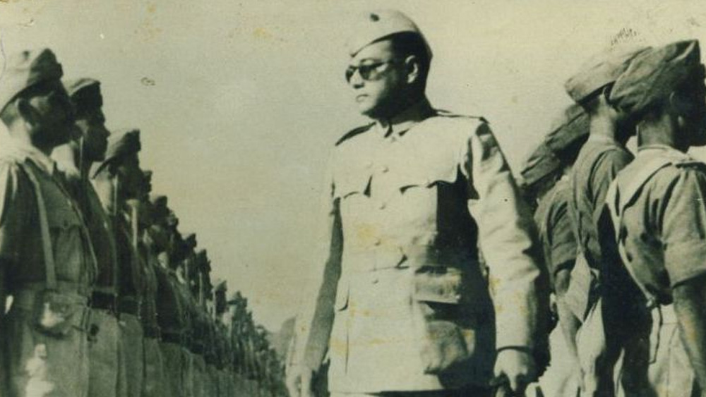 নেতাজির সামনে স্মিত হেসে নীরব ছিলেন রাজামণির বাবা। তিনি এর আগেও নেতাজির দলে বহু অর্থ দান করেছেন। কিন্তু এ বার তাঁকে কোনও কথা বলতে না দিয়ে উত্তর দিলেন রাজামণি নিজে।