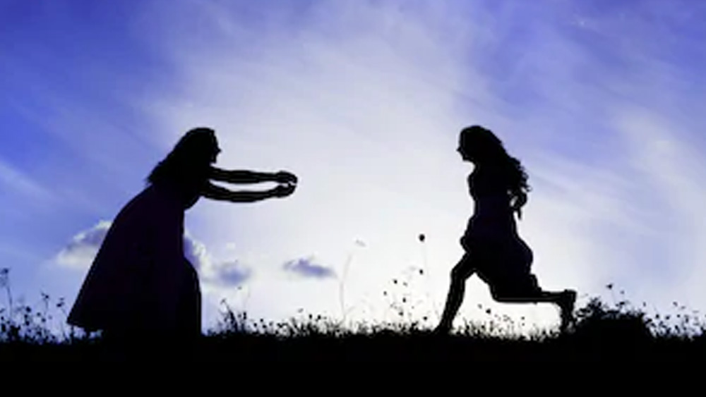 রাজামণি ঠিক করলেন, যে ভাবেই হোক উদ্ধার করতে হবে বান্ধবীকে। তিনি এ বার এক বানজারা মেয়ের ছদ্মবেশ নিলেন। নাচ দেখানোর ফাঁকে মাদক মেশানো খাবার খাওয়ালেন ব্রিটিশ অফিসারদের। তাঁরা যখন আচ্ছন্ন, রাজামণি উদ্ধার করলেন তাঁর বন্দি বান্ধবীকে।