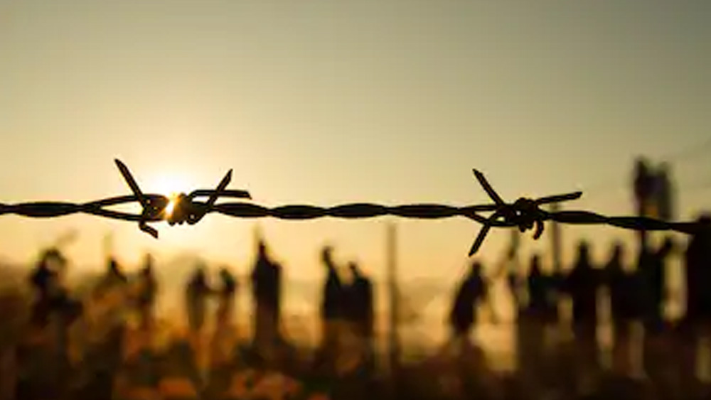 যুদ্ধবিধ্বস্ত রেঙ্গুন বা আজকের ইয়াঙ্গন থেকে ভারতে আসার পথে শেষ কপর্দকটুকু পর্যন্ত হারিয়ে ফেলেছিলেন রাজামণির পরিবার। ভারতে ফিরে ক্রমশ সঙ্গীন হতে থাকে তাঁদের অবস্থা।