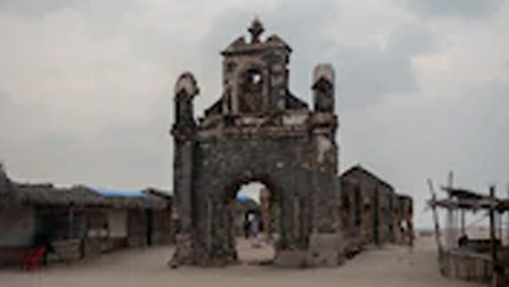 ওই বয়সেও নিজেকে হারিয়ে ফেলেননি রাজামণি। তিনি দর্জিদের দোকানে দোকানে ঘুরে ছিট কাপড়ের টুকরো সংগ্রহ করতেন। তারপর সেগুলো দিয়ে জামা বানিয়ে বিতরণ করতেন বিভিন্ন অনাথআশ্রমে। ২০০৪ সালে বিধ্বংসী সুনামির পরে রিলিফ-ফান্ডে দান করেছিলেন নিজের এক মাসের পেনশন।