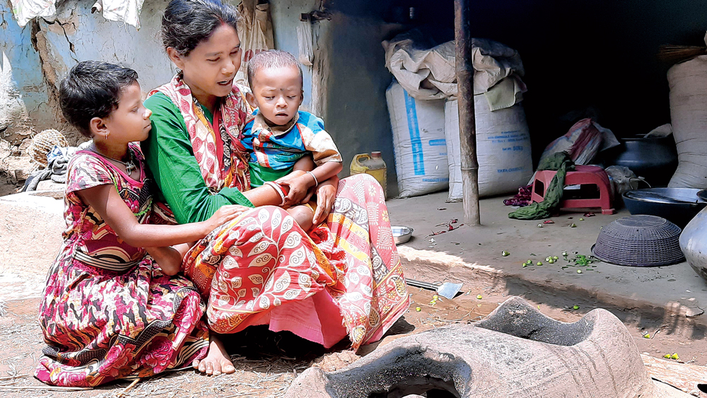 খিদের জ্বালা। সাগরদিঘির চাঁদপাড়া গ্রামে। ছবি: অর্কপ্রভ চট্টোপাধ্যায়