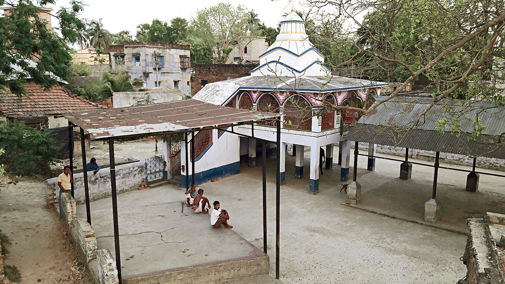 কাটোয়ার খাজুরডিহিতে ফাঁকা মন্দির চত্বর। রবিবার। নিজস্ব চিত্র