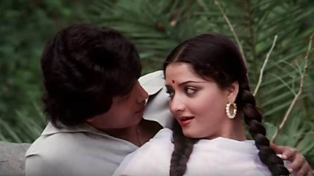 ‘খোয়াব’ সিনেমার শুটিঙে প্রথম আলাপ হয় মিঠুন-যোগিতা বালির। শোনা যায়, মিঠুন চক্রবর্তীর প্রেমে পড়েই কিশোর কুমারের কাছ থেকে দূরে সরে আসেন যোগিতা। এর ফলে চরমে ওঠে কিশোর কুমারের সঙ্গে মিঠুনের বিরোধ। মিঠুনের জন্য নাকি গান-ই গাইতে অস্বীকার করেছিলেন কিশোর। ফলে বাপি লাহিড়ীর যাত্রাপথ অনেকটাই সুগম হয়।