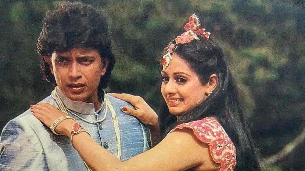 বিবাহবিচ্ছেদে রাজি ছিলেন না মিঠুনও। গুঞ্জন, সে কারণেই তাঁর সঙ্গে সম্পর্ক থেকে সরে যান শ্রীদেবীও। কারণ, তিনি নায়কের জীবনে দ্বিতীয় নারী হয়ে থাকতে রাজি ছিলেন না।