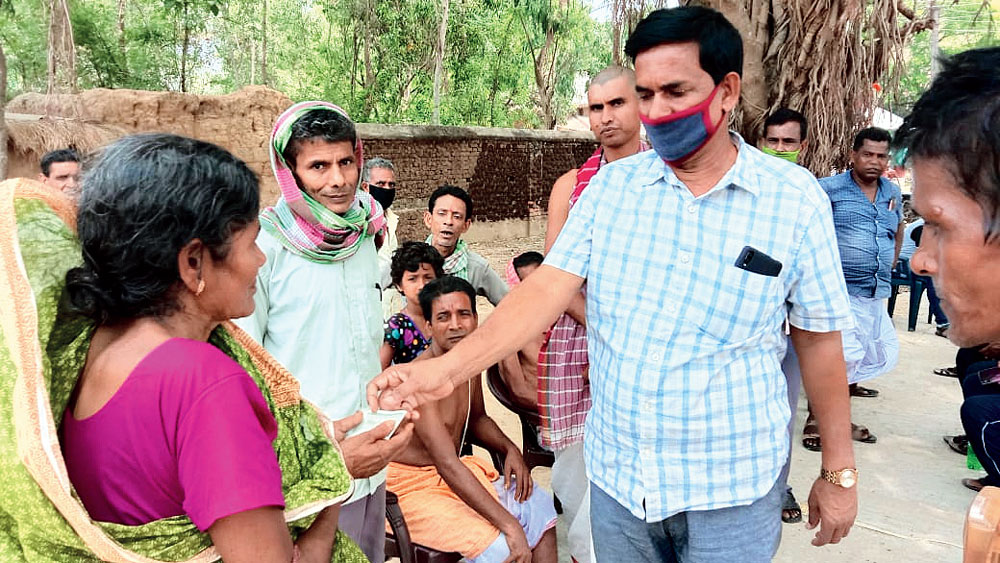 মৃতের স্ত্রীকে অর্থসাহায্য কর্মাধ্যক্ষের। নিজস্ব চিত্র