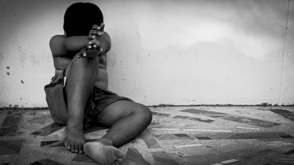 অনাথাশ্রমে গিয়ে বুঝলেন, পিছনে পড়ে রইলেন মা-ও। তাকে সেখানে রাখার পরে মায়ের ফিরে যাওয়া দেখবেন না বলে দু’চোখ বন্ধ করে ছিলেন। চোখের পাতা তো বন্ধ করতে পেরেছিলেন। কিন্তু চোখের জল আটকাতে পারলেন কই!