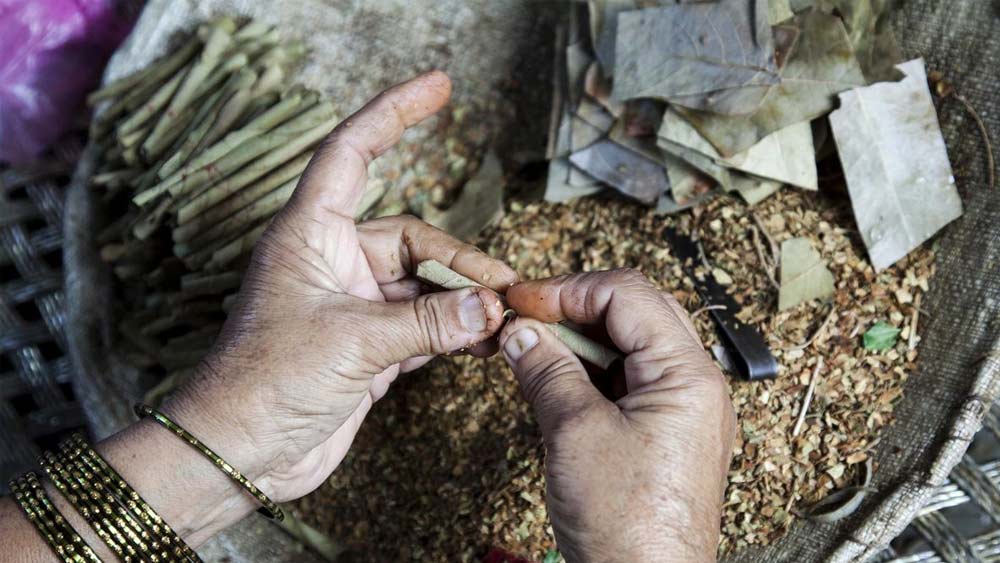 বাড়ির সবাইকে ছেড়ে আশ্রমে থাকতে খুব কষ্ট হত। কিন্তু তার মাঝেই মনে পড়ত, তাঁকে পড়ানোর জন্য মজুরের কাজ নিয়েছেন বড় দাদা। চার দিদি বিড়ি বাঁধার কাজ করছেন। তখন কিছুটা প্রশমিত হত ক্ষত।