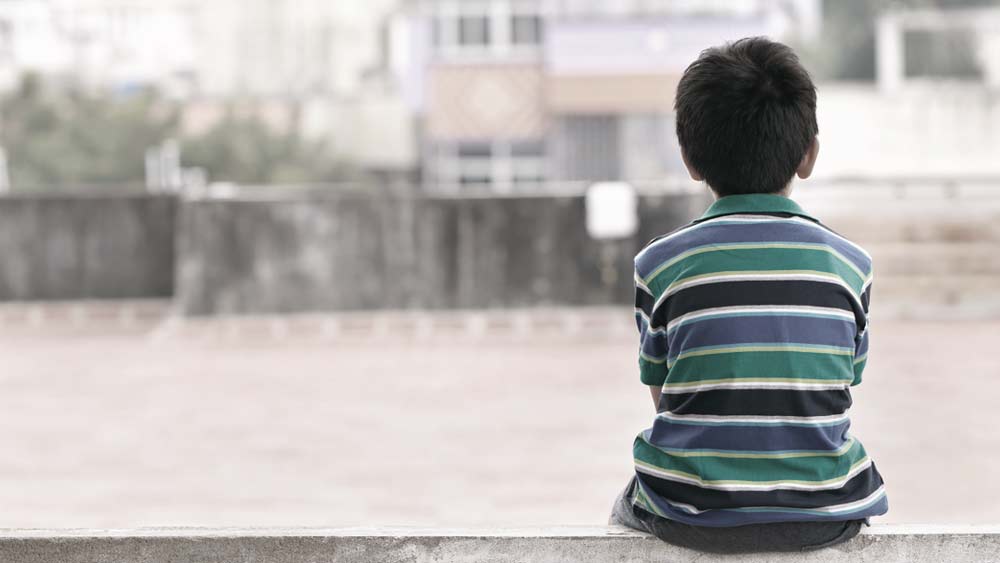 কিন্তু সেইসঙ্গে স্বার্থপরের মতো মনে হত নিজেকে। বাড়ির সবাই পরিশ্রম করছে তাকে পড়ানোর জন্য! ভাবলেই আর বইয়ে চোখ রাখতে ইচ্ছে করত না। দু’বার পালিয়েও গেলেন অনাথাশ্রম থেকে।