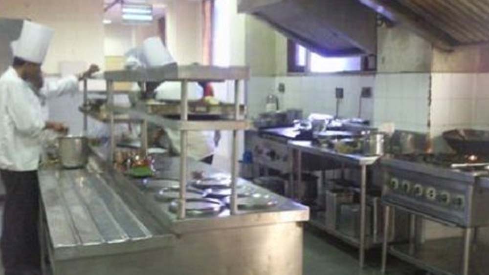 ৩০-৪০ কিমি দূরে কান্নুরে গিয়ে হোটেল রেস্তোরাঁয় কাজ নিতেন তিনি। কিন্তু বেশিদিন সে কাজও করতে পারতেন না। বিনা কারণে হোটেল মালিকের বকুনি খেয়ে আবার ফিরতেন অনাথাশ্রমে। পকেটে থাকা পারিশ্রমিক রেখে দিতেন সযত্নে। মা যখন আসতেন দেখা করতেন, তুলে দিতেন তাঁর হাতে।