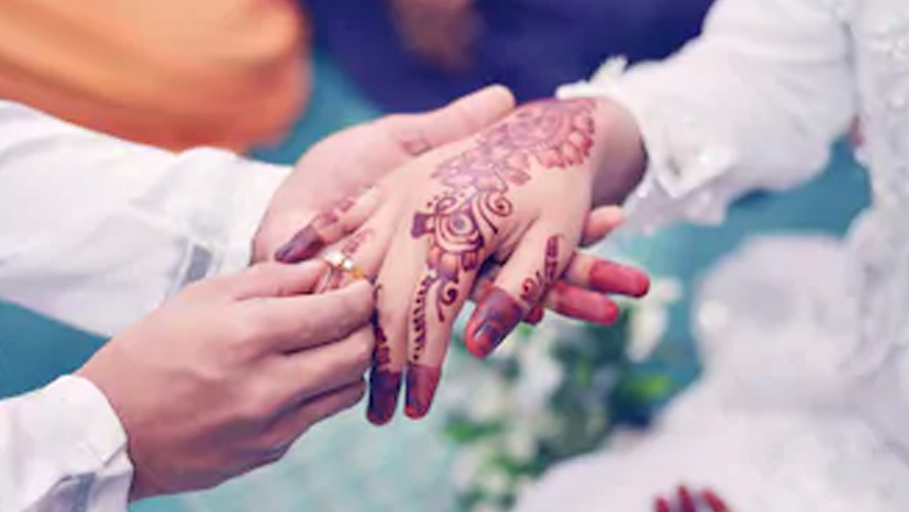 পড়াশোনার শেষে ১৯৯৫ সালে জুনিয়র হেল্থ ইনস্পেক্টরের চাকরি পান কেরলের স্বাস্থ্য দফতরে। সে বছরই তিনি বিয়ে করেন রুকসানাকে। মায়ের পরে রুকসানাই ছিলেন দ্বিতীয় নারী, যিনি আরও পড়াশোনার পথে উৎসাহ দিয়েছিলেন আব্দুলকে।