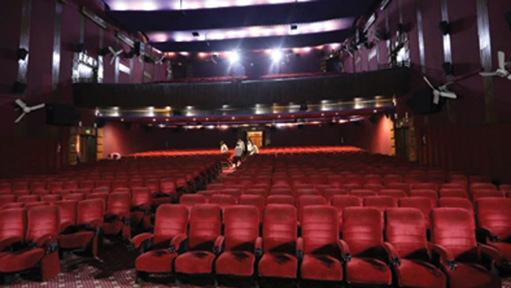 তাঁর উপরেই কোটি কোটি টাকা বাজি ধরেন পরিচালক-প্রযোজকরা। আর তিনিও বক্স অফিসে একের পর এক বল মাঠের বাইরে পাঠিয়ে দেন। গেস করুন তো কে ইনি?