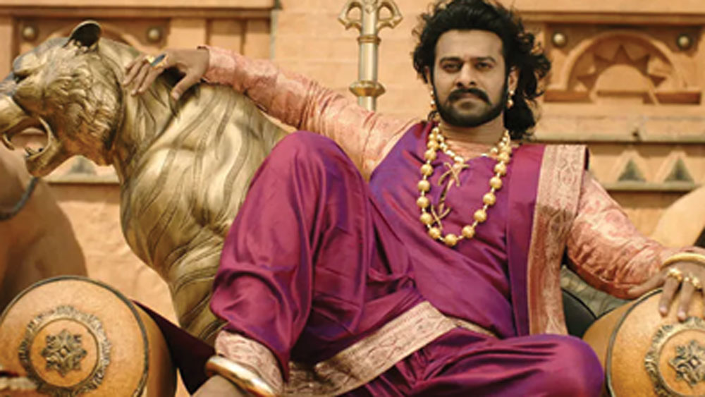 এ বার নিশ্চয় আর বলতে হবে না কার কথা হচ্ছে! সুপার স্টার প্রভাসের। প্রভাবের প্রকৃত নাম ভেঙ্কট সত্যনারায়ণ প্রভাস রাজু উপ্পলপতি।