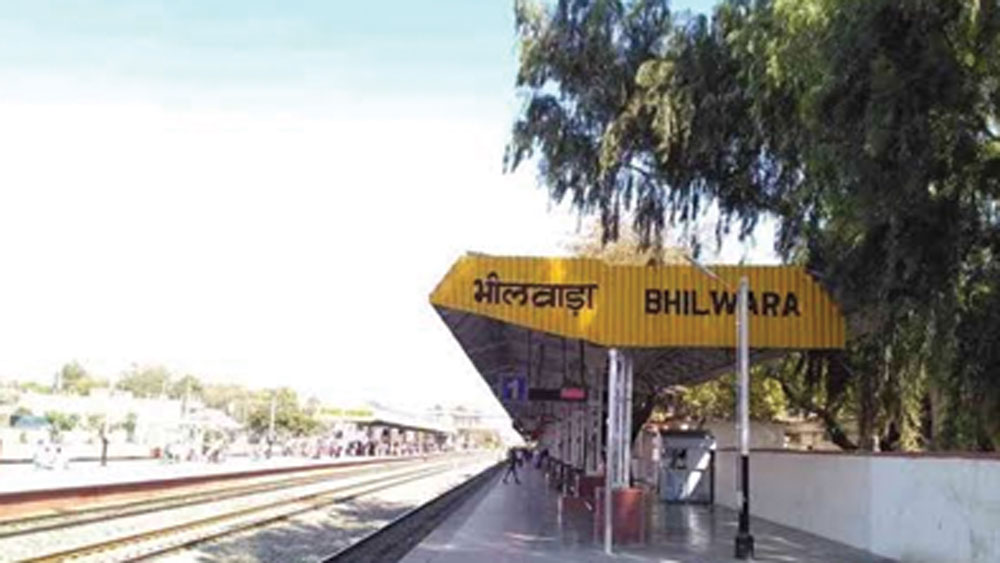 রাজস্থানের ভিলওয়াড়ার জেলাশাসক রাজেন্দ্র ভট্ট। তিনি আগে রাজ্য সরকারের অফিসার ছিলেন। ২০০৭ সালে আইএএস হিসাবে পদোন্নতি হয় তাঁর। চাকরি আর চার বছর রয়েছে।