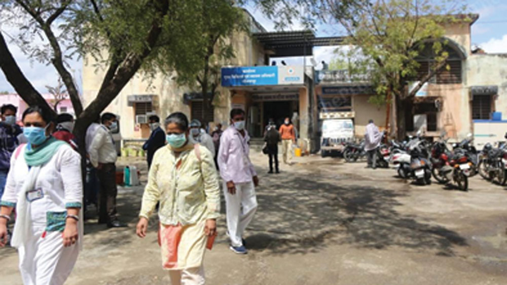 বিপদ আঁচ করে নড়েচড়ে বসে রাজ্যের স্বাস্থ্য দফতর। করোনা মোকাবিলায় ওই জেলাশাসকেরই পরিকল্পনায় গৃহীত হয় নানা ব্যবস্থা। আর তাতেই সংক্রমণের গ্রাফ নামতে থাকে।