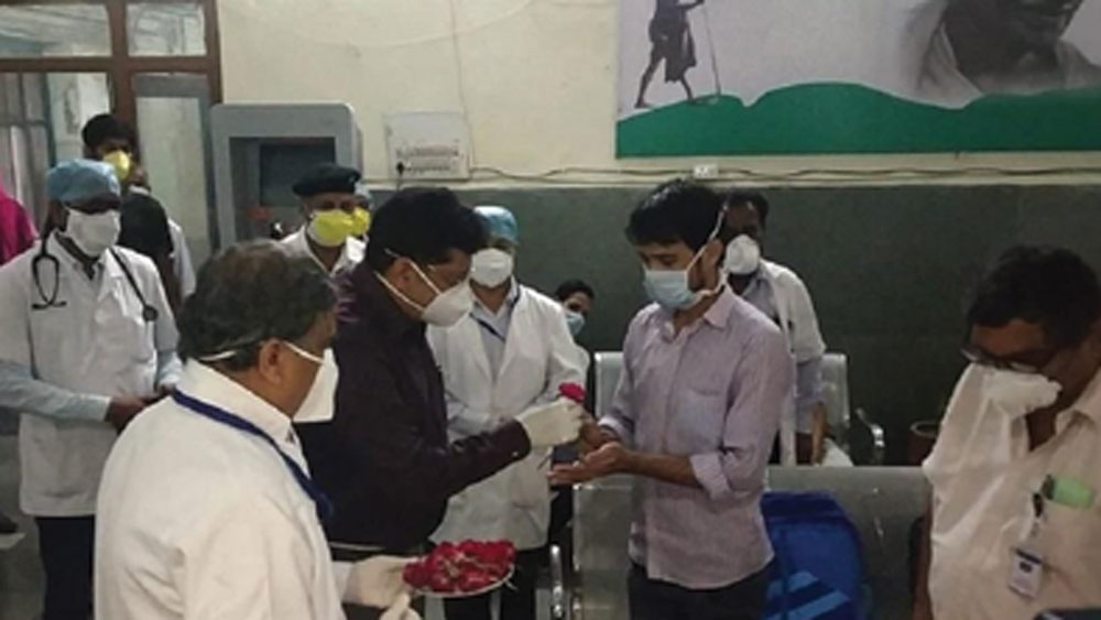 জেলাশাসক জানিয়েছেন, কার্ফু জারি করার আগে প্রতিটা ডেয়ারি ফার্মে লোক পাঠানো হয়েছিল। প্রতি দিন কত পরিমাণ দুধের প্রয়োজন, এবং তা যথাযথ ভাবে মজুত রয়েছে কি না, তা জেনে নিয়েছিলেন তিনি।