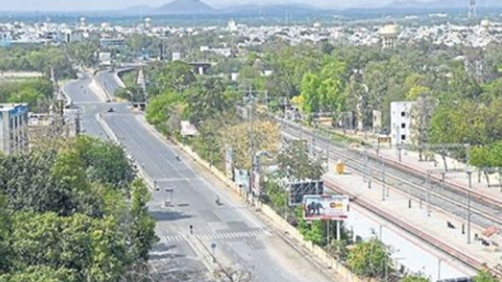 কার্ফু জারি করলেও ছাড় দেওয়া হয় অত্যাবশ্যক পণ্যে। পরে কার্ফুর মেয়াদ বাড়ানো হয় ১৩ এপ্রিল পর্যন্ত।