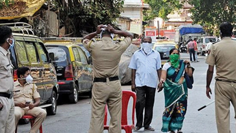 ভিলওয়াড়ার জেলাশাসক রাজেন্দ্র ভট্ট জানান, এই সময়ে কারও খাদ্যের অভাব যাতে না ঘটে, তার জন্য প্রতিটি বাড়িতে আনাজ, ফল, দুধ এবং ওষুধ পৌঁছে দেওয়ার দায়িত্ব নেয় প্রশাসনই।