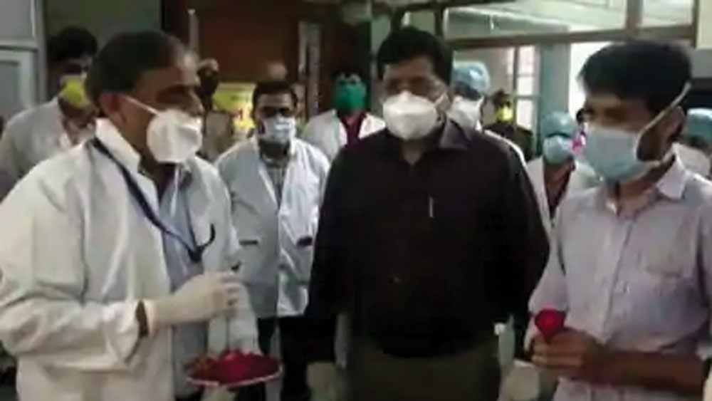 একইসঙ্গে ভিলওয়াড়ার একটি বেসরকারি হাসপাতালের ১৭ জন স্বাস্থ্যকর্মীর মধ্যে সংক্রমণ দেখা দেওয়ায় পুরো হাসপাতালটাই সিল করা হয়। পাশাপাশি কঠোর ভাবে ‘কনটেনমেন্ট স্ট্র্যাটেজি’ নেওয়া হয়।