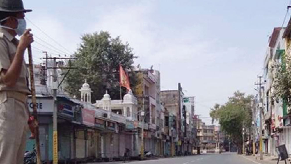 স্বাস্থ্য দফতর জানিয়েছে, শহর ও গ্রাম মিলিয়ে ভিলওয়াড়ায় মোট সাড়ে ছ’লক্ষ বাড়িতে ২৪ লক্ষ মানুষের পরীক্ষা করা হয়েছে। জেলা প্রশাসন ২৭টি হোটেলের ১৫৪১টি ঘরে কোয়রান্টিন কেন্দ্র তৈরি করেছে।