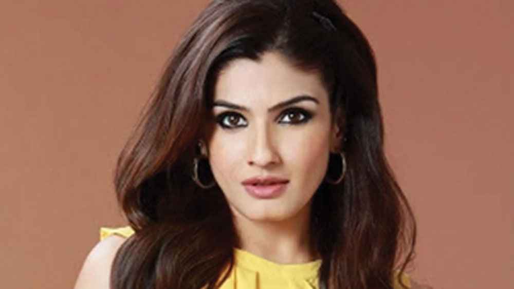 কিন্তু জানেন কি রবিনা পাগল ছিলেন বলিউডেরই অন্য এক নায়কের জন্য? তাঁর প্রেমে রবিনা এতটাই পাগল ছিল যে, অন্য নায়িকার সঙ্গে তাঁর ঘনিষ্ঠতা মেনে নিতে না পেরে আত্মহত্যার চেষ্টাও করেছিলেন!