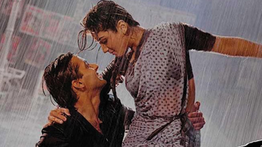 রবীনার জন্ম মু্ম্বইয়ে। ১৯৭৪ সালে। মডেলিং দিয়েই কেরিয়ার শুরু রবিনার। তবে বাড়িতে অভিনয়ের চল ছিল। তাই সহজেই এই পেশায় আসতে পেরেছিলেন রবিনা।