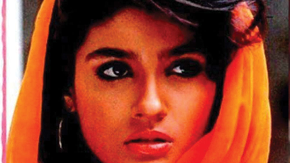 প্রথম ফিল্ম ছিল ১৯৯১ সালে মুক্তি পাওয়া ‘পত্থর কে ফুল’। প্রথম ফিল্মই সুপার হিট হয়েছিল এবং তাঁর অভিনয় এতটাই ভাল হয়েছিল যে, ওই বছর ডেবিউ করেই তিনি ফিল্মফেয়ার অ্যাওয়ার্ড পান।