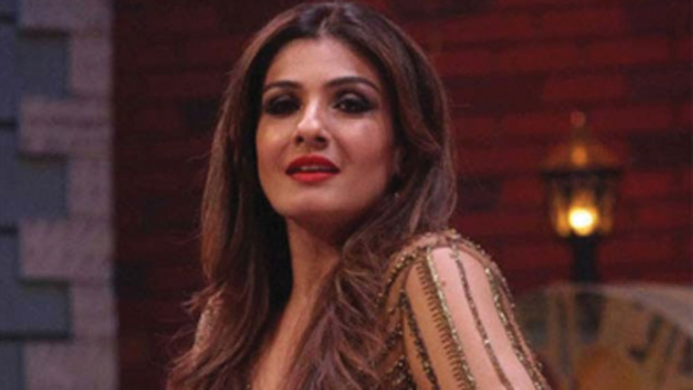 নিজের জীবনটা সব সময়ই নিজের ছন্দে কাটিয়েছেন রবিনা। ২০০৪ সালে ফিল্ম ডিস্ট্রিবিউটর অনিল থাদানিকে বিয়ে করেন তিনি। তার অনেক আগেই ১৯৯৫ সালে সিঙ্গল মাদার হয়ে পূজা এবং ছায়া নামে যথাক্রমে ১১ এবং আট বছরের দুই মেয়েকে দত্তক নিয়েছিলেন।