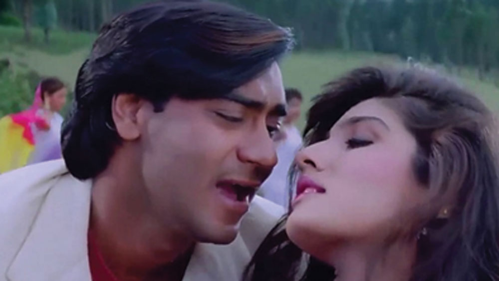 অজয় এবং রবিনা দুজনে একসঙ্গে দুটো ফিল্মে কাজ করেছেন। ‘দিলওয়ালে’ এবং ‘এক রাস্তা’। তারপর থেকে দুজনকে সব সময়ই এক সঙ্গে দেখা যেতে শুরু করে। একসঙ্গে রেস্তরাঁয় খেতে যাওয়া থেকে শুরু করে কোনও পার্টিতে যোগদান। সবেতেই একসঙ্গে হাজির হতেন অজয়-রবিনা।