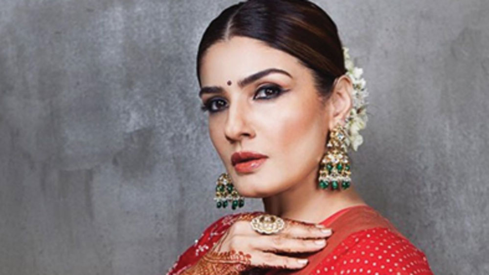 আর সেটা নাকি একেবারে মেনে নিতে পারছিলেন না রবিনা। এক সাক্ষাৎকারে অজয়-করিশ্মার সম্পর্ককে ব্যঙ্গ করে রবিনা বলেছিলেন, “ওঁদের বাচ্চা জেব্রার মতো হবে।”