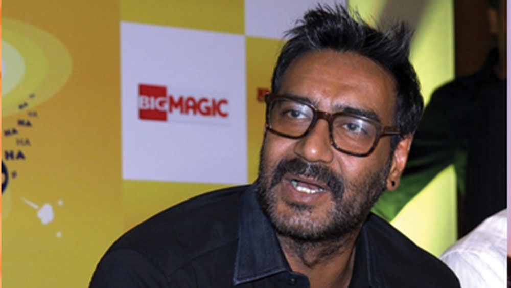 এই নিয়ে রবিনার প্রতি বিরক্ত হয়েছিলেন অজয়। রবিনার সঙ্গে বন্ধুত্বও তলানিতে এসে ঠেকেছিল। অজয়ের দূরে চলে যাওয়া মানতে না পেরে নাকি আত্মহত্যারও চেষ্টা করেছিলেন রবিনা!