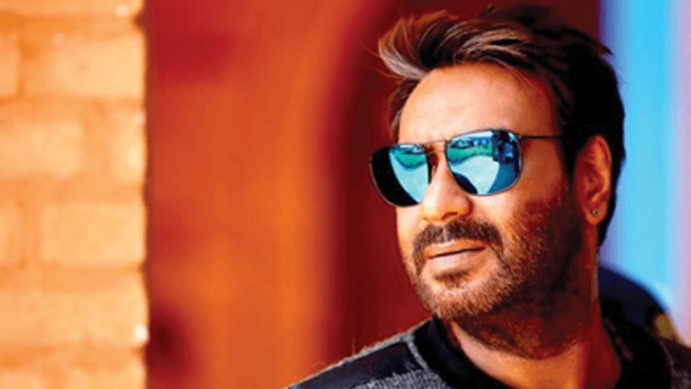 এই ঘটনা সামনে আসার পর অজয় এক সাক্ষাৎকারে জানিয়েছিলেন, “রবিনার একজন মনোরোগ চিকিৎসকের প্রয়োজন।” এটাও জানিয়েছিলেন, রবিনা নিজের সঙ্গে তাঁর নাম জুড়ছেন, শুধুমাত্র পাবলিসিটির জন্য।