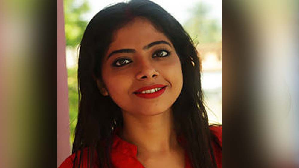 অমৃতার সঙ্গীত শিক্ষার হাতেখড়ি মা’য়ের কাছে। তাঁর মা-ও গানের জগতের সঙ্গে যুক্ত বহু দিন ধরেই। এর পর মা’র গুরু বীরেন্দ্রপ্রসাদ হাজারি এবং দাদা রাজেন্দ্রপ্রসাদ হাজারির কাছে গান শিখতে শুরু করেন অমৃতা সিংহ।